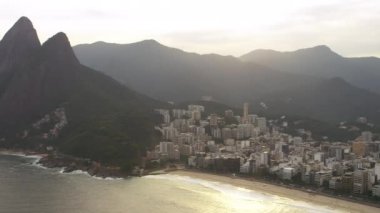 Rio şehir merkezinden ve ipanema plajından Vidigal favela ve dos irmaos dağlarına kadar olan hava dansı