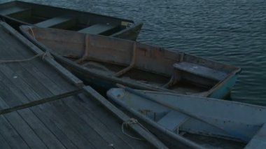 İki eski, ahşap kürekli soyulması boya ile. Onlar kapalı bir rıhtım tarafından üçüncü bir tekne ve yavaşça dalgalar ve gelgit ile sallanan bağlanmıştır. Rockport, Massachusetts.