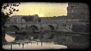 Roma manzarası güneş batmadan olarak bir nehir üzerinde bir atış. Vintage stilize video klip.