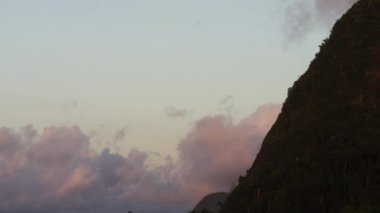 Rio de Janeiro Corcovado tepesinde Mesih heykelinin yukarı kaydırma çekim. Sahne alttan başlar ve tepenin sol tarafına doğru kaydırır ve sonunda ley kayalıkların tepesindeki heykeli gösterir..