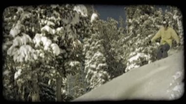 Ağır çekim uzman kayakçı, profesyonel dişli kayak dağ aşağı giymiş bir kadeh. Vintage stilize video klip