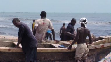 Afrika, Kenya - Ağustos 2010 yaklaşık: Orta atış insanlar ve kirli plaja wide zoom