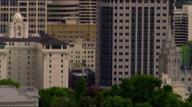 Kamera Joseph Smith Memorial Binası, Lds Tapınağı ve arka planda inşa edilen diğer bina genelinde tava. Salt Lake şehir.