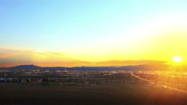 Gün batımında las vegas ve arkasında dağların tüm panoramik görünümü kadar hızlandırılmış. Video akşam başlar ve gece biter.