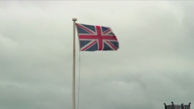 İngiliz bir bayrak direğine üstüne rüzgarda sallayarak İngiltere bayrağı (Union Jack) vurdu.