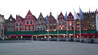 Brugge, Belçika'daki bazı tarihi binaları önünde şehir plaza'nın atış