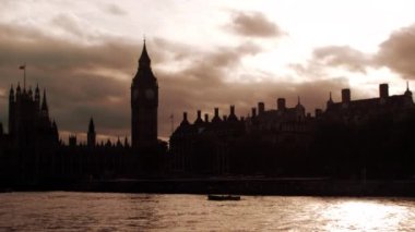 Westminster Sarayı görünümünü akşam kaydırma, Big Ben üzerinde tava gösterir bir tekne Londra, İngiltere Sarayı önünde doğrudan Thames Nehri üzerinde.