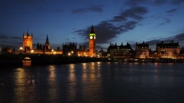 Big Ben, Westminster Sarayı ve Londra'da Thames Nehri gece hızlandırılmış