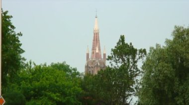 Brugge, Belçika ağaç tepelerinin üzerinde görülen kilise çan kulesi.