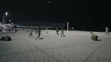 Rio de janeiro, Brezilya - 22 Haziran 2013: CopacabanaPlajı gece kumsalda voleybol oyuncular.