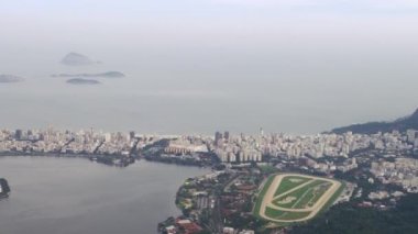 Corcovado dağ surround hava atış Rio de Janeiro şehrinin. Atlantik oceas ve lagoa görüntüleri içerir. Gün boyunca filme.