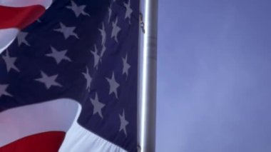 Bir yakın çekim haddeleme ve rüzgarda sallayarak Amerikan bayrağı kadar bu.