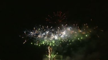 Gece gökyüzünde patlayan havai fişek atış