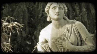 Bir kadın bir Roma heykeli kapatın. Vintage stilize video klip.