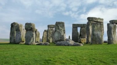 Taş Henge Timelapse arka plan beyaz bulutlar ile kaydırma.