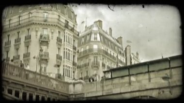 Paris, Fransa, tarihi binaları ve bir eski köprünün altında hareket ederken endişeli insanlar, dramatik bulut kökenli tekne ile kaplı Köprüsü manzarasına. Vintage stilize video klip.