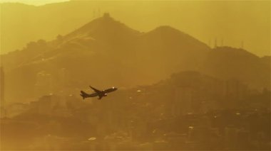 Küçük uçak Santos Dumont Havaalanı'ndan kalktıktan Guanabara Körfezi üzerinde yükselir. Bir gözcü Rio de Janeiro, Brezilya yukarıda dan filme.