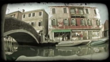 Venedik, İtalya, Mayıs 2012 : Venedik, İtalya'da bir kanalın geniş açılı lens çekimi. Vintage stilize video klip.