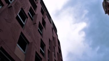 Londra, İngiltere - 11 Ekim 2011: Londra, İngiltere'de mavi gökyüzü karşı binaların görünümü seyahat düşük açılı.