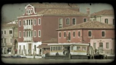 İtalya'da büyük bir kanalın diğer tarafında birkaç bina shot. Vintage stilize video klip.