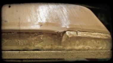 Bir adam kil bir kalıp İtalya etrafında kenarları sunmaktadır. Vintage stilize video klip.