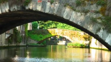 Brugge, Belçika'daki bir kanal bir köprünün altında oluyor vurdu