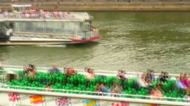 Paris'te Seine Nehri üzerinde iki feribot görüntüsünü kapatmak