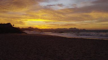 Yavaş çekim izleme sonra gün batımında Devil's beach (Praia do Diabo) akan dalgaların sağ pan. Kaydırmada kare hızı değişiklikleri