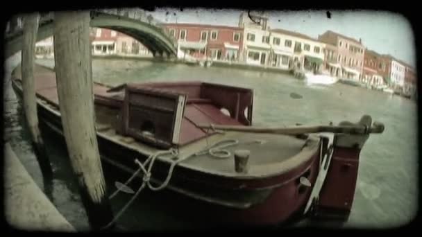 Tiro Barco Único Amarrado Docas Canal Veneza Vintage Clipe Vídeo — Vídeo de Stock