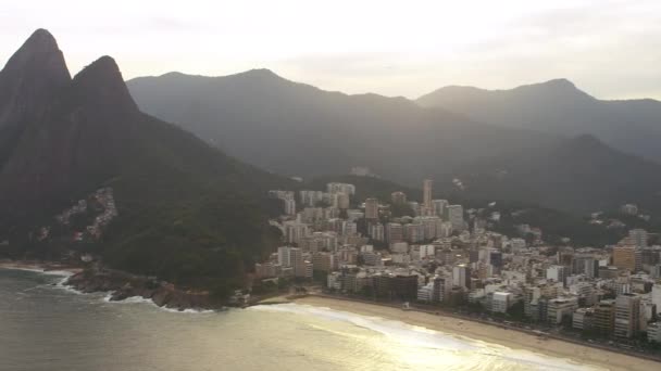 リオのダウンタウンとイパネマビーチからヴィディガル ファヴェーラとドス イルマオス山脈までパンする空中ショット — ストック動画