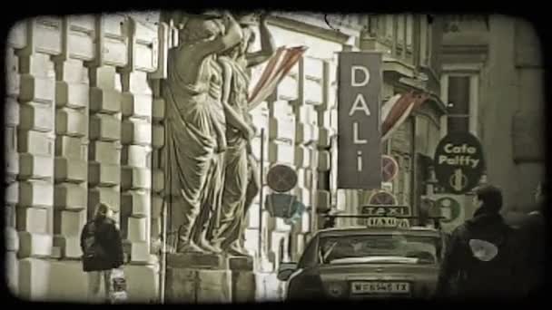 Skott Statyer Utanför Wien Byggnad Som Bilar Passerar Vintage Stiliserade — Stockvideo