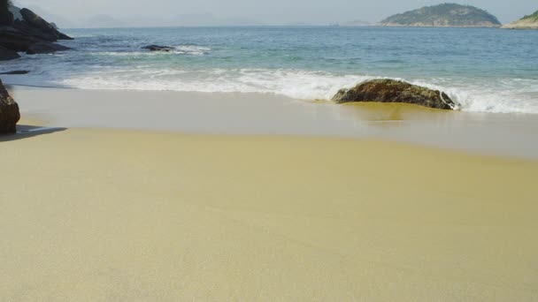 Movimiento Lento Las Olas Que Lavan Sobre Una Roca Playa — Vídeos de Stock