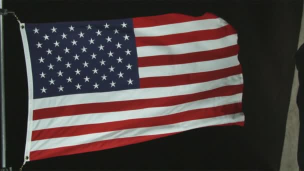 Fechar Bandeira Americana Acenando Vento Com Fundo Preto — Vídeo de Stock