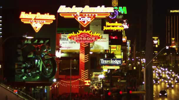Filmato Notturno Harley Davidson Targa Del Bar Marciapiede Affollato Girato — Video Stock