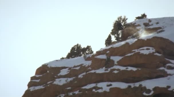 Slow Motion Lange Shot Van Skiër Flipping Voorwaarts Uit Besneeuwde — Stockvideo