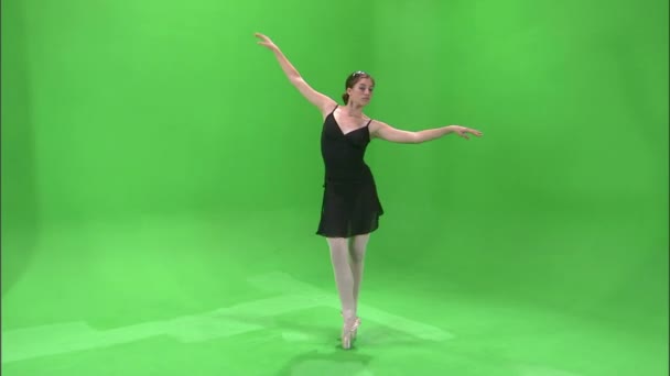 緑色の画面上で踊るバレリーナ — ストック動画