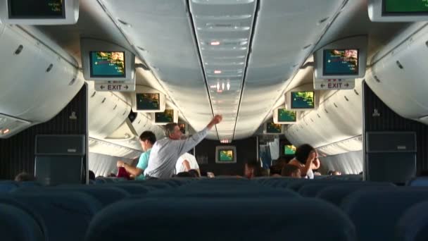 Fotografía Media Del Interior Del Avión Mostrando Filas Asientos Azules — Vídeos de Stock