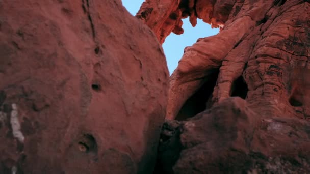 火の谷のアーチの象の岩の追跡ショット — ストック動画