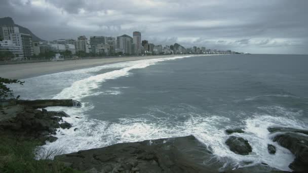 在里约热内卢 巴西用高速照相机拍摄的海边岩石上的大海浪的慢动作镜头 — 图库视频影像
