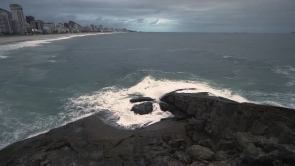 Poklatkowy Film Fale Rozpryskiwania Skałach Wzdłuż Wybrzeża Rio Janeiro Brazylia — Wideo stockowe
