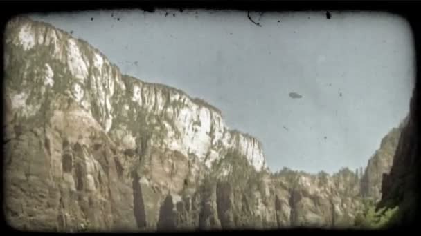 Padella Liscia Altezze Valli Montagna Tra Cui Alberi Scogliere Canyon — Video Stock