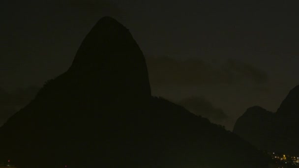 ブラジル リオデジャネイロの夜のドイス イルマオス山の山頂のタイムラプス — ストック動画