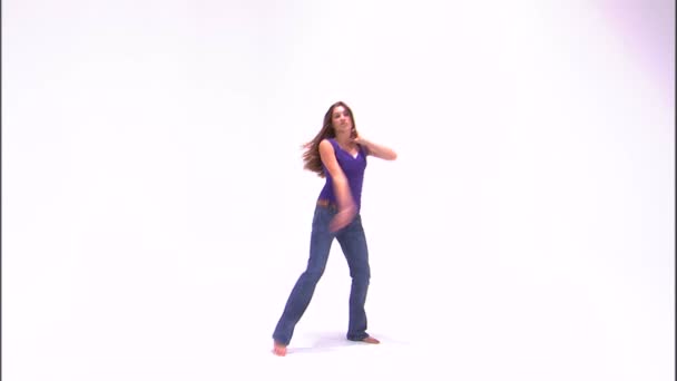紫のシャツとジーンズで踊っている女の子のショット — ストック動画
