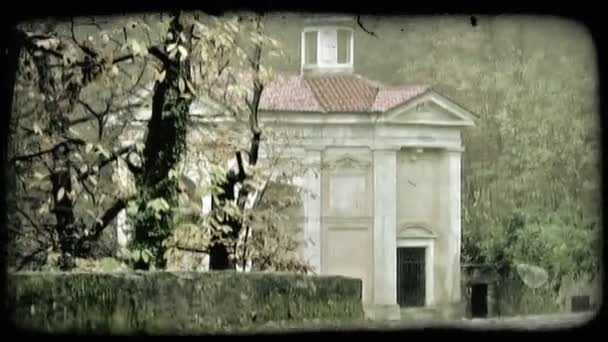 Ein Gebäude Steht Foest Auf Einem Bewölkten Italien Vintage Stilisierter — Stockvideo