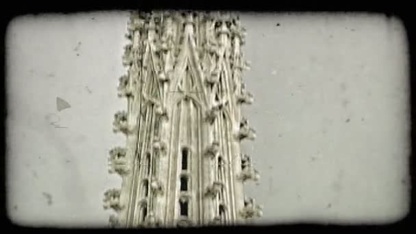 Bir Katedral Çan Kulesi Sokaklarda Üst Atış Aşağı Vintage Stilize — Stok video