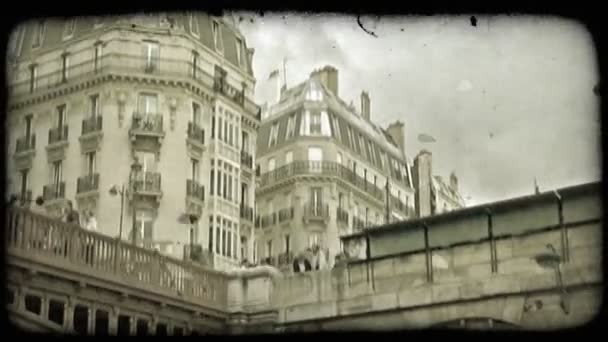 法国巴黎历史建筑和桥梁内衬焦虑型的人 与戏剧性云背景 从船上 随着老桥下的视图 复古风格化视频剪辑 — 图库视频影像