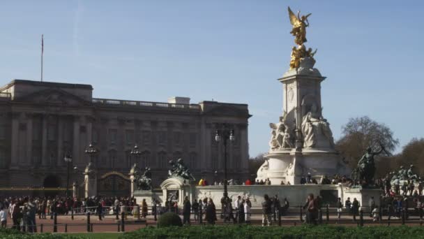 London England Circa October 2011 Medium Shot People Buckingham Palace — Stock Video