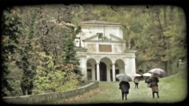 Les Gens Marchent Sous Pluie Sous Les Parasols Vintage Stylisé — Video