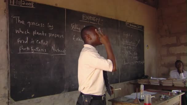 Afrique Kenya Circa Août 2010 Plan Moyen Enseignant Devant Tableau — Video