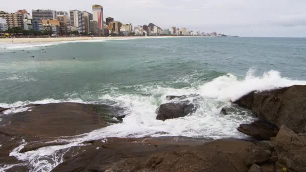 Kahverengi Kayalar Kayalar Çökmesini Dalgaları Ile Vurdu Plaj Copacabana Cityscape — Stok video